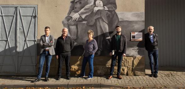 Członkowie Stowarzyszenia Saga Grybów - czterej mężczyźni i jedna kobieta - stoją przy muralu.