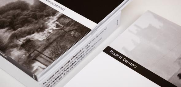 Na płaskiej powierzchni leżą obok siebie albumy zdjęć Rudolfa Dameca i Zbigniewa Grzywaczewskiego.