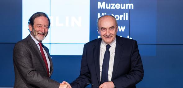 Zygmunt Stępiński i ambasador Niemiec Viktor Elbling ściskają sobie dłonie.