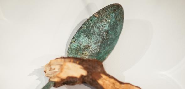 Lekko zardzewiała łyżeczka wykopana podczas prac archeologicznych na Muranowie.