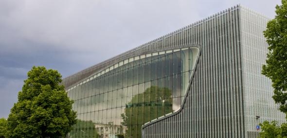 Budynek Muzeum POLIN wśród zielonych drzew.