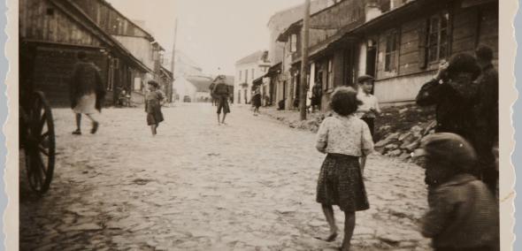 Ulica Żydowska w Opatowie, lata trzydzieste. Kilka osób chodzi po ulicy.