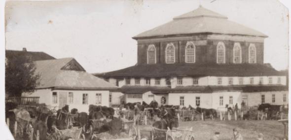 Horochów. W dzień targowy, na rogu rynku w pobliżu synagogi kupcy sprzedają owoce z koszy.