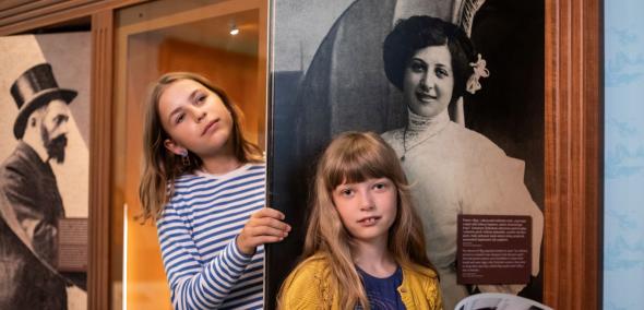 Dwie dziewczynki stoją na wystawie stałej w Muzeum POLIN.