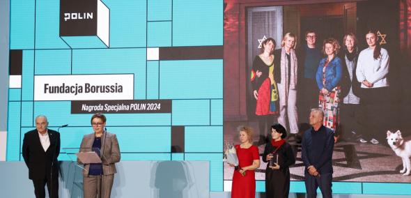 Fundacja Borussia i Zygmunt Stępiński na scenie podczas finału Nagrody POLIN 2024.
