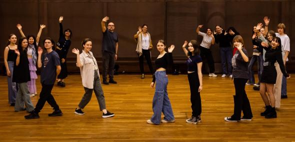 Uczestniczki i uczestnicy projektu Teatru Forum stoją na scenie w Audytorium Muzeum POLIN.