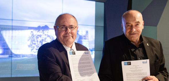 Przewodniczący Jad Waszem, Dani Dayan, oraz dyrektor Muzeum POLIN, Zygmunt Stępiński ściskają sobie dłoń. W drugiej ręce trzymają podpisaną umowę o współpracy.