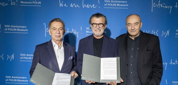 Gregory Jankilevitsch w środku, z lewej Piotr Wiślicki przewodniczący SŻIH, z prawej Zygmunt Stępiński dyrektor Muzeum POLIN, z umową na dofinansowanie działań Muzeum POLIN