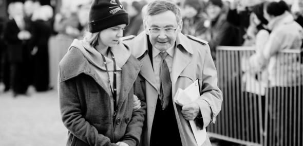 Marian Turski stoi z uczennicą szkoły żydowskiej 28 października 2014, na otwarciu wystawy stałej.