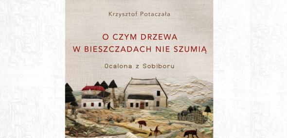Okładka książki Krzysztofa Potoczały "O czym drzewa w Bieszczadach nie szumią". Pole górskie pełne owiec, w tle dwa domki i góry.