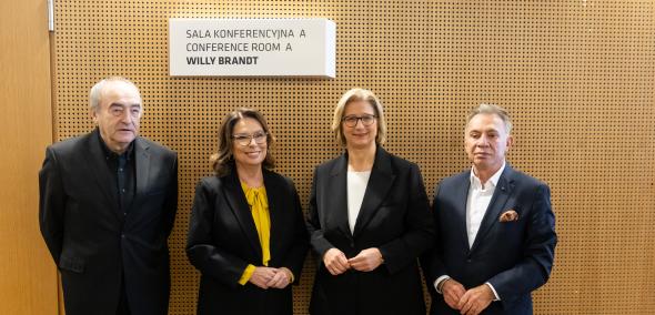 Pod salą konferencyjną imienia Willy'ego Brandta stoją od lewej: Zygmunt Stępiński - dyrektor Muzeum POLIN, Małgorzata Kidawa-Błońska - marszałkini Senatu RP, Anke Rehlinger - przewodnicząca Bundesratu RFN oraz Piotr Wiślicki - przewodniczący zarządu Stowarzyszenia Żydowski Instytut Historyczny.