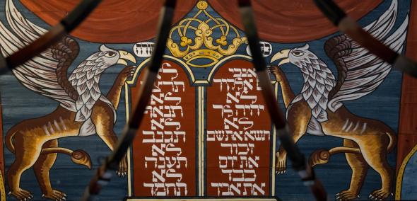 Rysunek na sklepieniu rekonstrukcji synagogi z Gwoźdźca - gryfy stoją przy tablicy z dekalogiem.