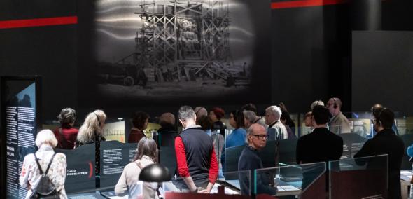 Osoby zwiedzają wystawę "1945. Nie koniec, nie początek".