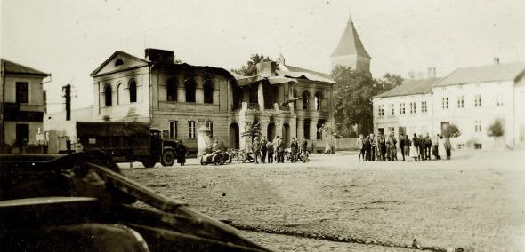 Ratusz warcki w czasie II wojny światowej. Zdjęcie archiwalne, czarno-białe.