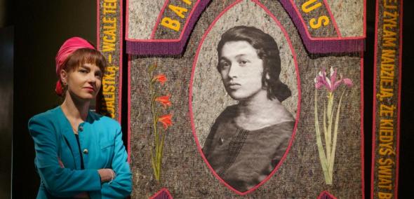 Zuzanna Hertzberg swoi przy swojej tkaninie poświęconej Barbarze Beatus.