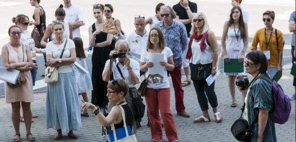 duża grupa uczestników spaceru miejskiego organizowanego przez Muzeum Polin