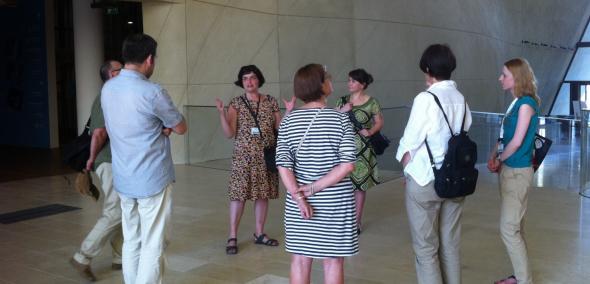 Grupa zwiedzających w holu głównym Muzeum POLIN.