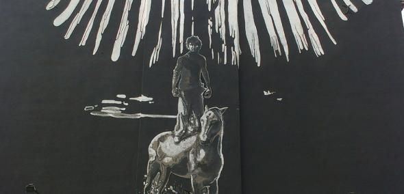 Mural "Zalikierdo drom", który znajduje się na ul. Męcińskiej, nawiązujący do zagłady Romów. Wykonany jest w kolorach czarnym i białym, przedstawia mężczyznę stojącego na grzbiecie konia