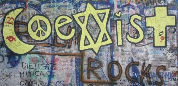 Graffiti, wyróżnia się na nim żółty napis coexist.