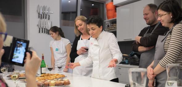 Zdjęcie ilustracyjne - uczestnicy jednego z warsztatów kulinarnych prowadzonych przez Alesię di Donato słuchają jej porad