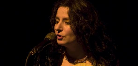Anna Jagielska przy mikrofonie - trzyma wachlarz.