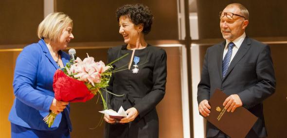Kobieta wręcza kwiaty laureatce nagrody Ireny Sendlerowej.