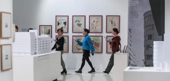 Chór POLIN na wystawie "Gdynia - Tel Awiw" - uczestnicy przedstawienia przechodzą przez przestrzeń wystawy