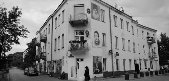 Na ścianach kamienicy namalowane są portrety Żydów pomordowanych w pogromie kieleckim w 1946 roku.