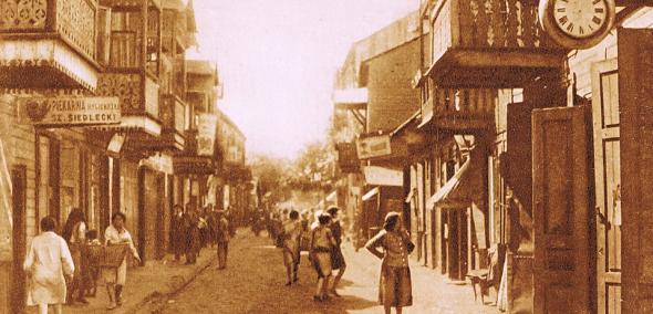 Kadr z filmu "Falenicka Atlantyda" - widok w na uliczkę małego miasteczka z budynkami mieszkalnymi po obu stronach
