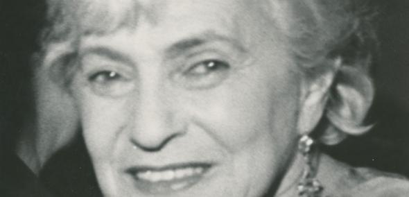 Ida Kamińska, Czarno-białe zdjęcie portretowe kobiety, patrzy przez ramię wprost, uśmiechnięta. Jasne włosy ma spięte z tyłu głowy