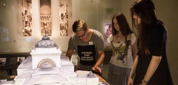 Młodzież na wystawie "1000 lat historii Żydów Polskich" - zdjęcie ilustracyjne