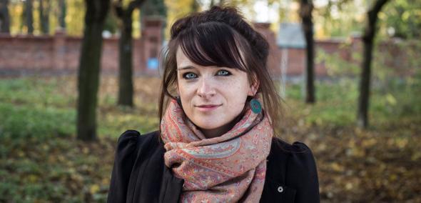 Nominowani do Nagrody POLIN 2019: Natalia Bartczak. Na zdjęciu Natalia Bartczak wśród drzew w okolicy cmentarza w Wińsku
