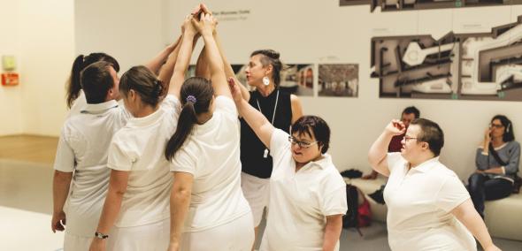 Teatrr 21, w spektaklu Tisza Be-Aw w Muzeum POLIN, Na zdjęciu: grupa aktorów Teatru 21, ubrana w białe spodenki i białe koszulki, wykonuje fragment przedstawienia