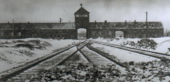 Brama główna i wartownia obozu Auschwitz II - zdjęcie archiwalne, czarno-białe