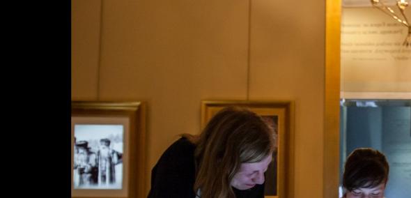Wystawa stała w Muzeum POLIN. Cztery kobiety oglądają coś na ekranie multimedialnym.