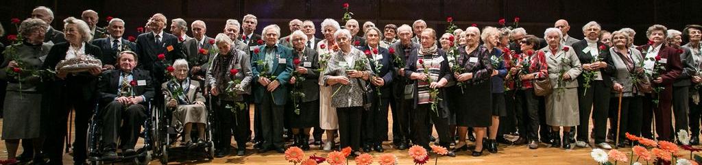 Gala 30-lecia Polskiego Towarzystwa Sprawiedliwych wśród Narodów Świata, odbyła się w Muzeum POLIN, na scenie Audytorium stoją osoby zrzeszone w Towarzystwie