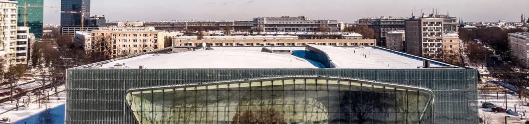 Budynek Muzeum POLIN z zewnątrz. W tle wieżowiec Intraco przy Dworcu Gdańskim.