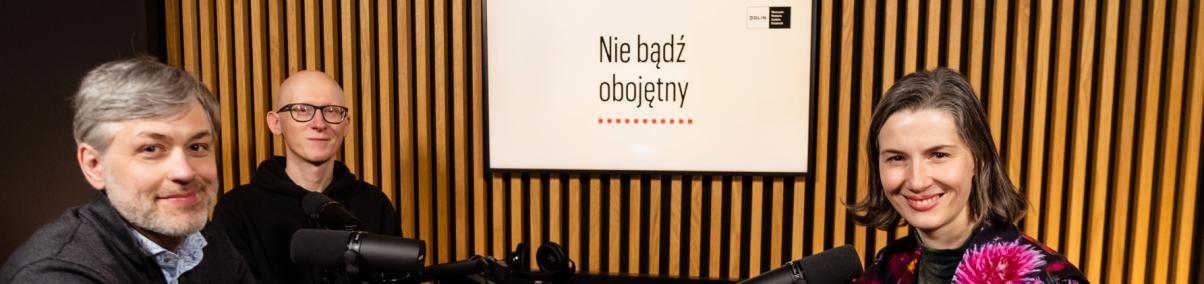 Karolina Wigura siedzi w studiu przy stole z Maciejem Górnym i Jarosławem Kuiszem podczas nagrania drugiego odcinka podcastu "Nie bądź obojętny"