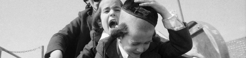 trzech ortodoksyjnych żydowskich chłopców na roller coaster