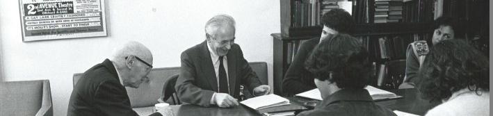 CHONE SHMERUK – IN MEMORIAM - czarno-białe zdjęcie przedstawia grupę ludzi w gabinecie.