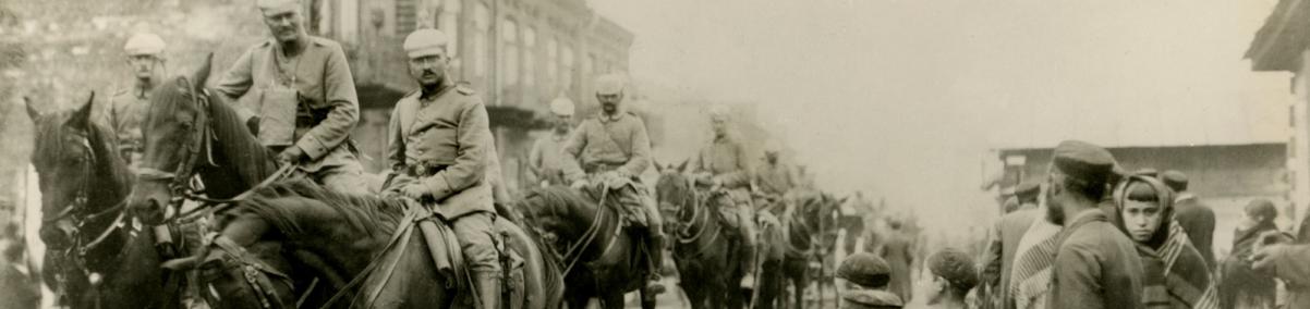 Polscy Żydzi obserwują wjeżdżające do Parczewa wojska niemieckie, fotografia z kolekcji G. Russa, depozyt Stowarzyszenia Żydowski Instytut Historyczny, Muzeum Historii Żydów Polskich