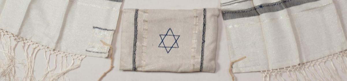 Rozłożony szalik - pomiędzy jego końcami leży proporczyk z flagą Izraela.