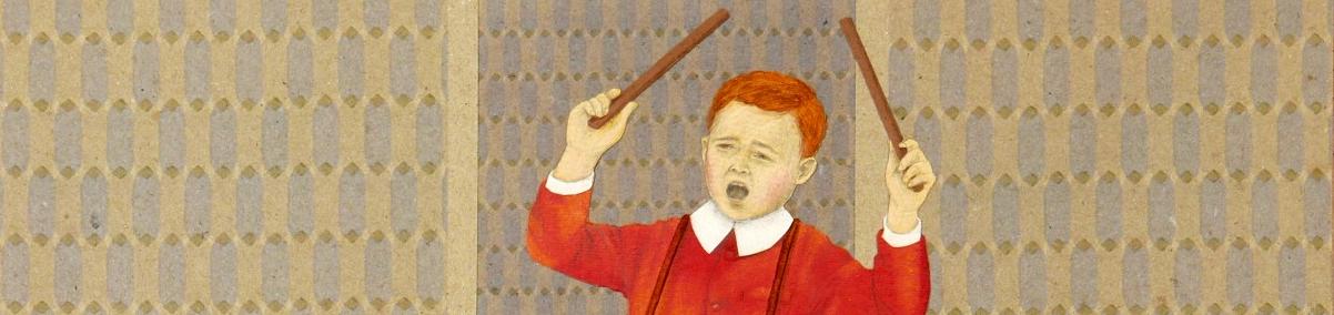 Król Maciuś stoi na stole, przy którym siedzą mężczyźni w garniturach.