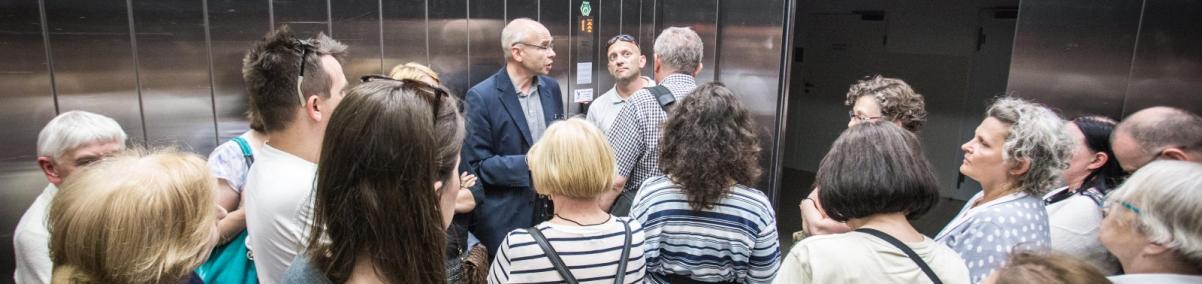 Prof. Dariusz Stola oprowadza klubowiczów po muzeum