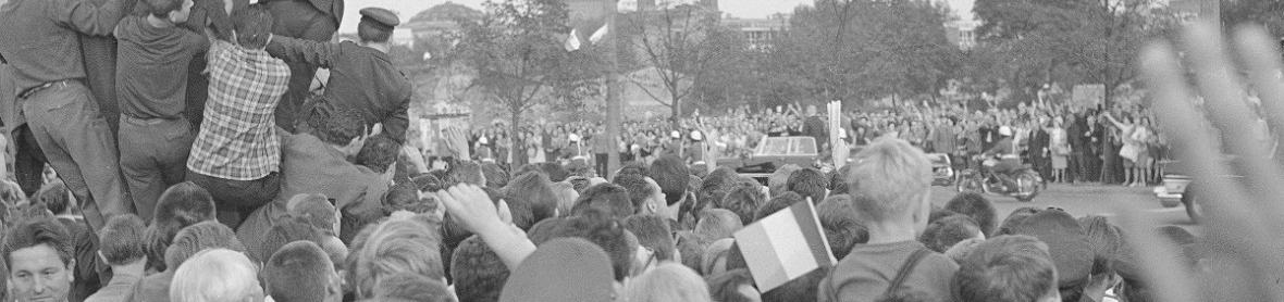 Czarno-biała fotografia. Tłum ludzi na spotkaniu.