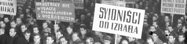 Wiec polityczny - grupa osób siedzi, wiele z nich trzyma transparenty z napisami Syjoniści do Izraela.