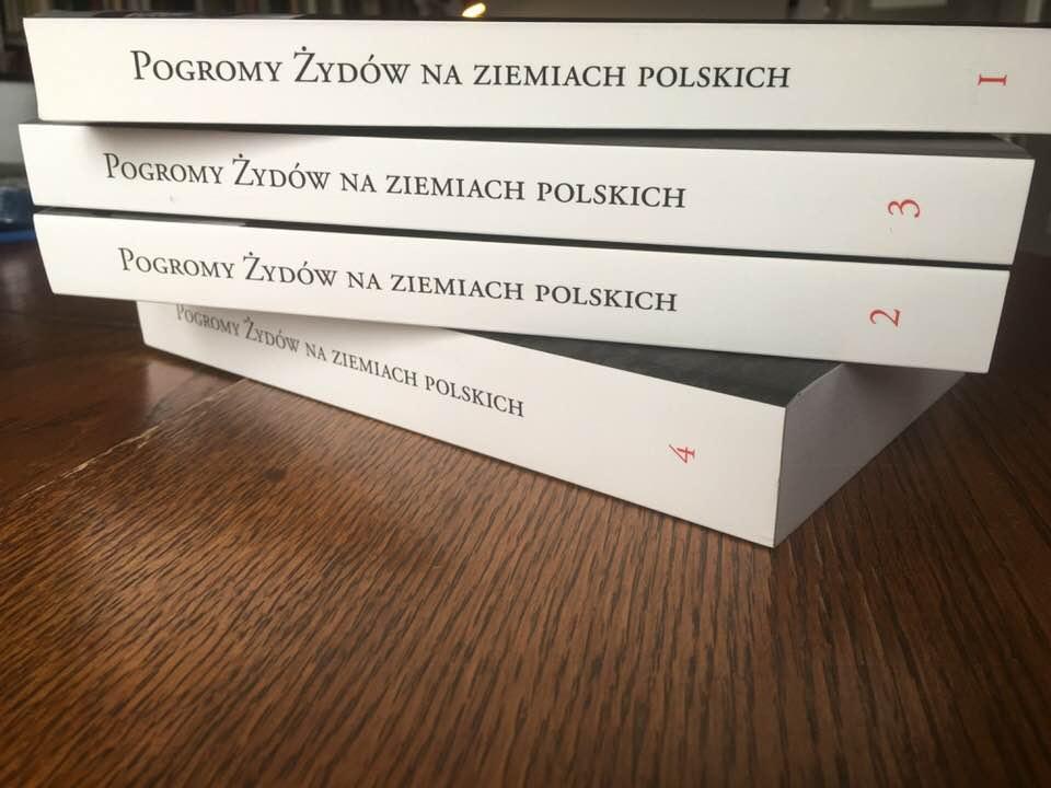 Grzbiety okładek książki "Pogromy Żydów na ziemiach polskich w XIX i XX wieku"