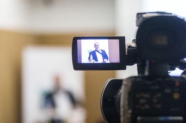 Na zdjęciu widać kamerę wideo, z podglądem filmowanego wykładowcy (prof. Adam Teller)