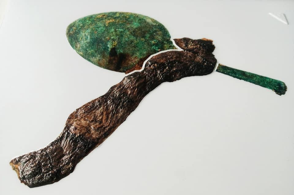 Metalowa łyżeczka przerośnięta korzeniem drzewa. Jeden z przedmiotów codziennego użytku wydobytych w 2009 roku podczas budowy Muzeum POLIN. Łyżeczka ta mogłaby stanowić alegorię losów Muranowa.