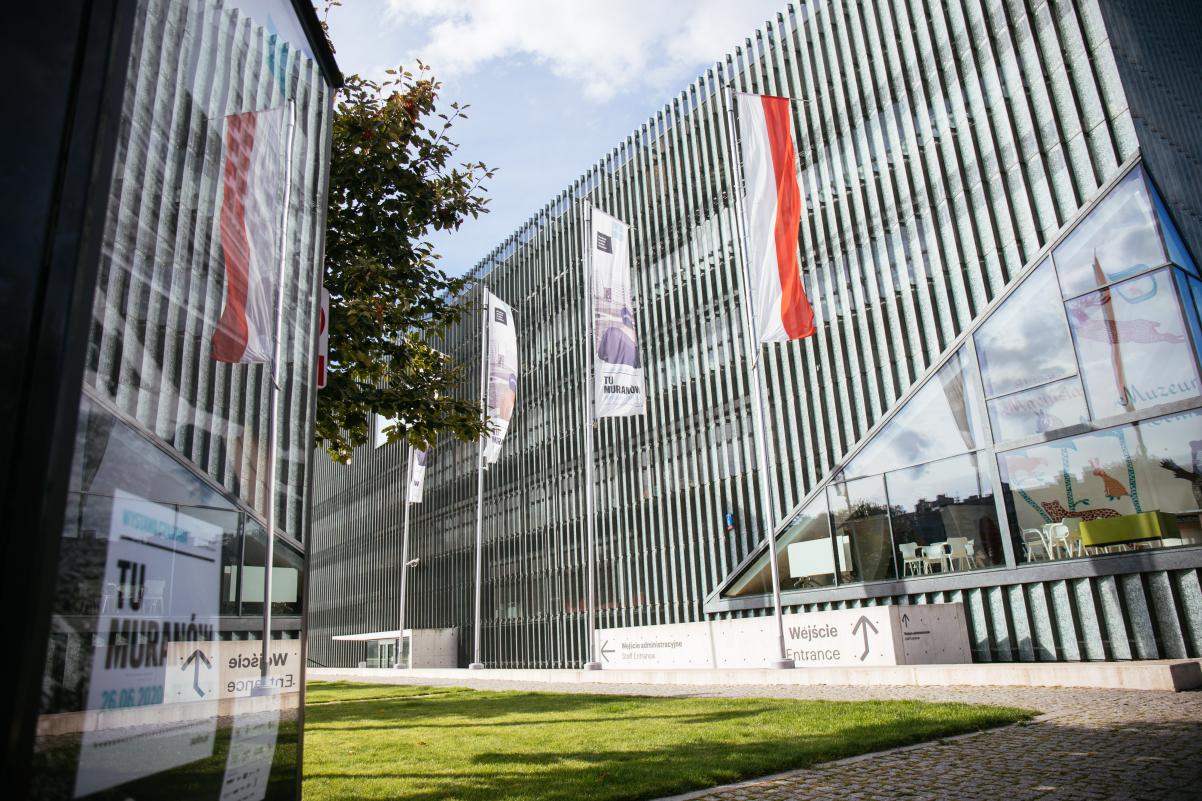 Widok muzeum z masztem z flagą biało-czerwonoą